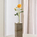 Luksus Ranunkel Real Touch orange i travertin vase